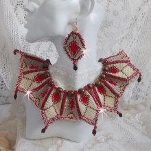 Collar babero Romane, bordado con cuentas de colores burdeos, marfil y rojo, gotas de pétalos planos y cuentas de madera.